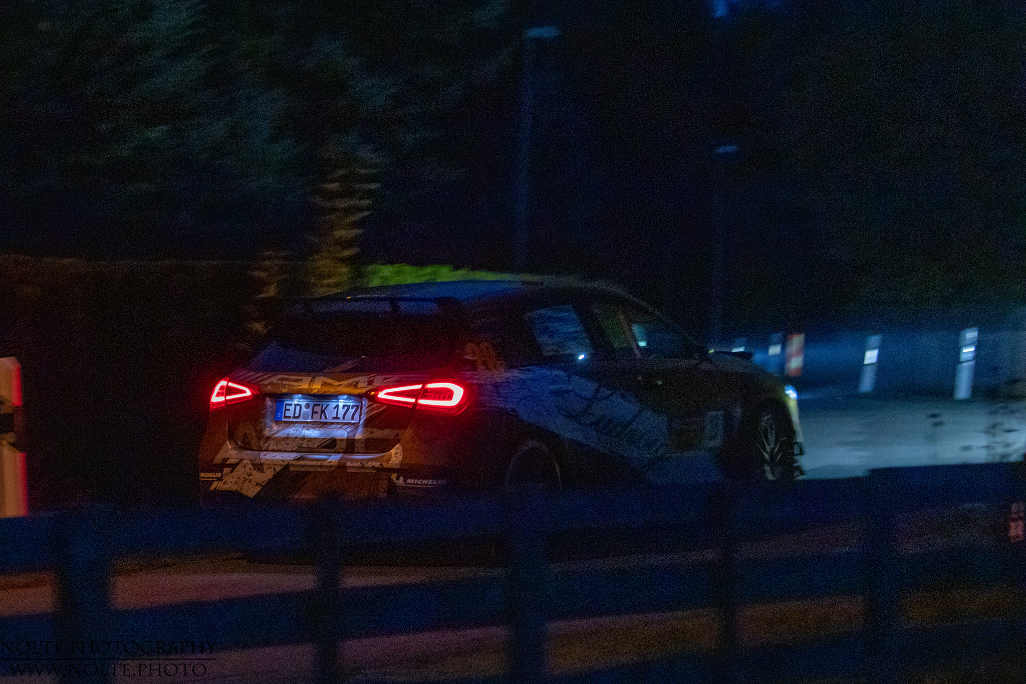 Mercedes AMG A-Klasse auf einer nächtlichen Rallye-Wertungsprüfung